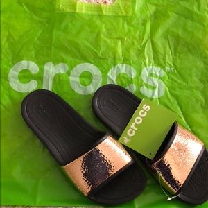 CROCS women’s sandals. Black & hammered rose gold.